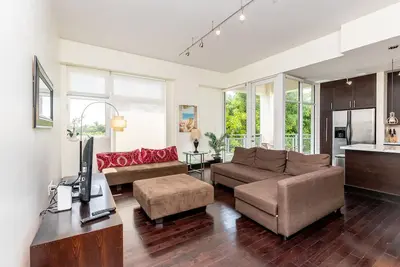 Image de Cool moderne 1 lit * 800 sq ft * 4 personnes * Parking * Balcon