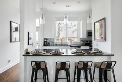 Image de Relax into Urban Chic at a Textured East Nashville Pad