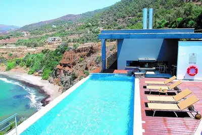 Image de Villa moderne de luxe, piscine privée à débordement, position tranquille et majestueuse avec une vue spectaculaire sur la mer!