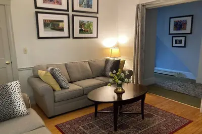 Image de Very Classy1 Bed Room Home dans une maison, distance de marche du centre ville