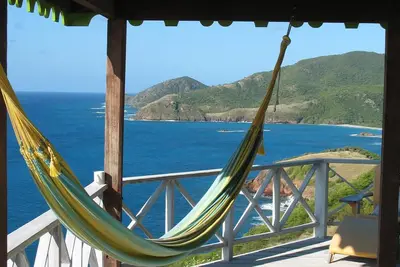 Image de Retraite de skytop isolée avec une vue imprenable sur la mer et la montagne