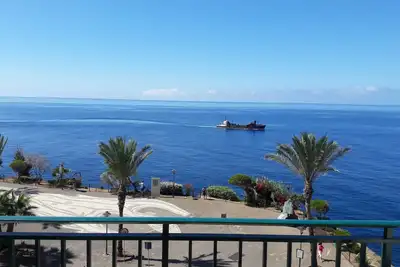 Image de deux grand balcons, piscines dans l'ocean promenade à bord de la mer
