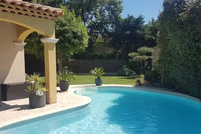 Image de Aix-en-Provence, bastide climatisée 8 personnes dans une écrin de verdure