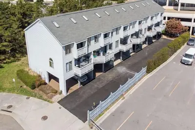 Image de Beach est à travers la rue - 3br, 3. 5 Ba Condo contemporain!