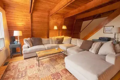 Image de Cozy Bow House perché dans les arbres avec vue et bain à remous