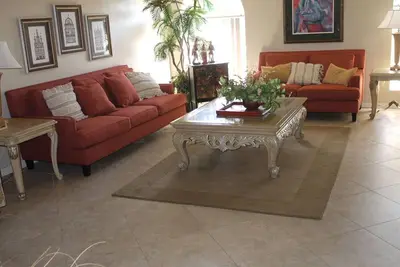 Image de Belle maison avec un grand aménagement paysager - en attente de votre visite