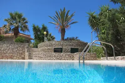 Image de Villa avec piscine dans une oasis de détente - Profitez-en!