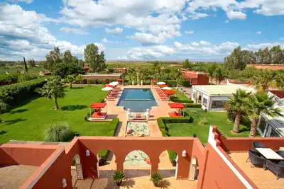 Image de Domaine avec 3 piscines, jacuzzi, terrain de tennis.