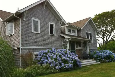 Image de Quintessential Chilmark Retreat Avec Vues de l'eau dans la vigne de Martha