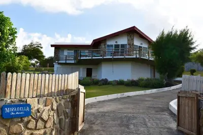 Image de Mirabella: Belle villa au sommet d'une colline