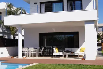Image de Maison moderne sur la plage avec piscine et Wifi