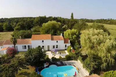 Image de Gîte familial au calme entre mer et marais!