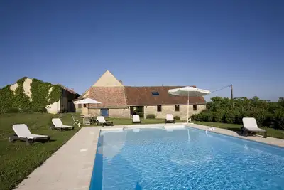 Image de Un ancien chai rénové avec gout, entouré des noyers, et avec vue panoramique