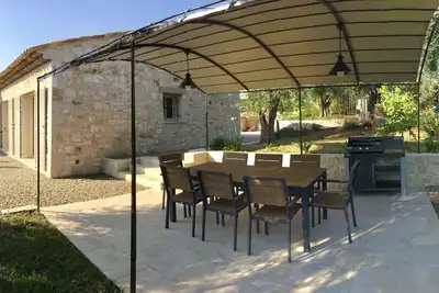 Image de Un Mas en pierres à la campagne entouré d’oliviers