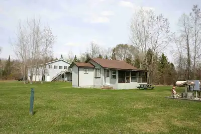 Image de Confortable, propres cabines étapes de la plage de sable sur tous les sports lac dort 6,