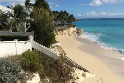 Image de La falaise à Cupecoy Beach Une valeur fantastique à la falaise!