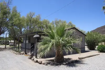Image de Black Rock Cabin - Votre camp de base de la Vallée de la Mort dans le village écologique de Shoshone