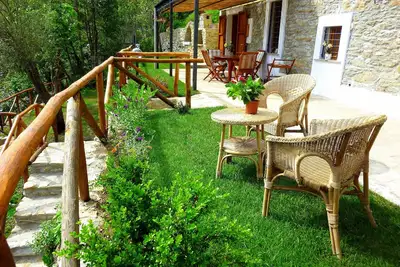 Image de Ferme en pierre sur les collines entre les oliviers de la Versilia 6km de la mer