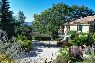 Image de Gîte dans une ancienne ferme avec piscine, position tranquille en campagne