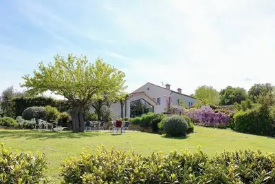 Image de Ferme dans les vignes avec jardin et piscine
