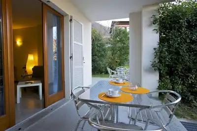 Image de appartement meublé avec goût dans une petite résidence dans un endroit ensoleillé