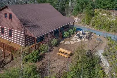 Image de * Cabine de luxe *: 2 lits king / 3 lits queen + foyer + cheminée + 3 téléviseurs intelligents, grands ponts