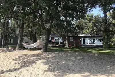 Image de Escapade sur la plage de sable, ponton inclus avec les tarifs d'été! Magnolia a inspiré la maison.