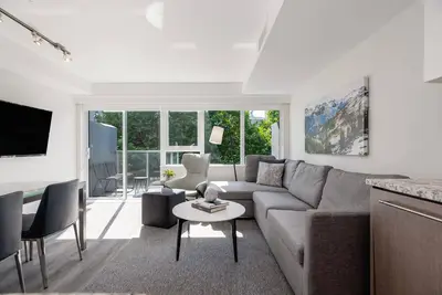 Image de Appartement moderne et entièrement meublé avec une chambre dans le centre-ville de Vancouver