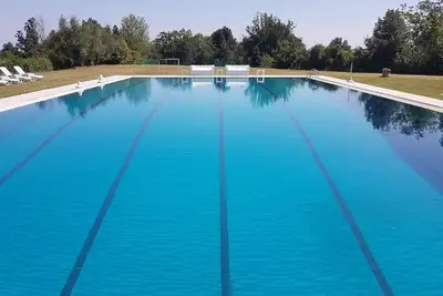 Image de Villa avec incroyable piscine semi-olympique privée et tennis