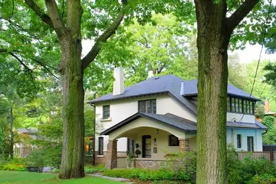 Image de Maison de caractère avec piscine en forme de spa dans un quartier bucolique, Port Credit