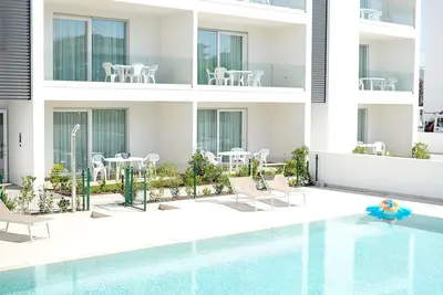 Image de Nouveau à Jesolo avec piscine, près de la mer. Appartement 7