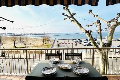 Image de Superbe appartement en première ligne de mer au centre de Roses, avec vue sur mer et sur