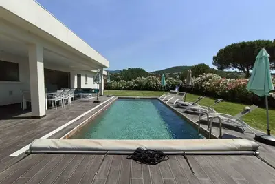 Image de Villa Plein Pied Jardin Privatif Piscine Chauffee Mer A Pied