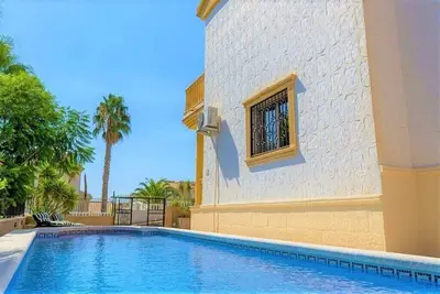 Image de Villa Rose: Une villa spacieuse de 3 chambres et 2 salles de bains avec piscine privée.