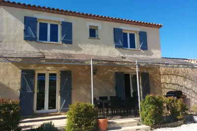 Image de Villa lumineuse et jolie piscine