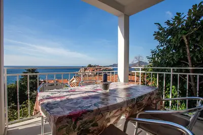 Appartement moderne d'une chambre convenable avec vue sur la mer