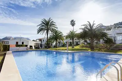 Image de Fabuleux appartement rez de chaussée avec une chambre donnant sur la piscine communale. Parking