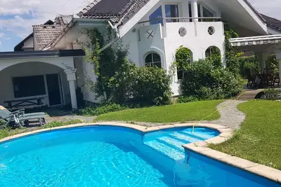 Villa ensoleillée exclusive avec jardin privé
