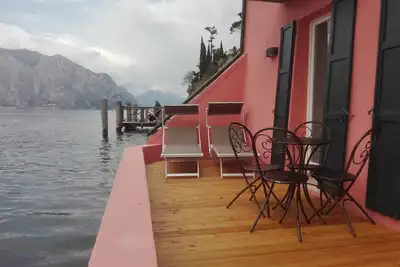 Image de appartement au bord du lac situé dans le centre historique avec une vue magnifique
