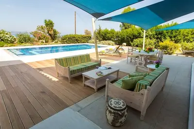 Image de Villa élégante, piscine privée, sauna, vues sur la côte méditerranéenne et la campagne (handicapés)