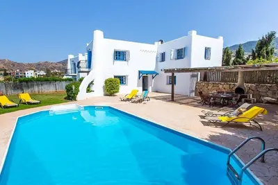 Image de Villa magnifiquement stylée, piscine privée, bain à remous, vue spectaculaire sur la mer, à Pomos, à 350 m d'une plage!