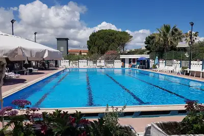 Rometta Marea: Villa dans un complexe résidentiel avec piscine à seulement 100 mètres de la mer