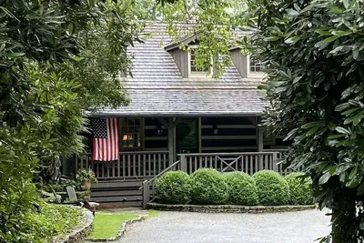 Image de Charmante et unique cabane en rondins avec un magnifique jardin