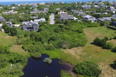 Image de Rénové Cliff Localisation w grande cour et à proximité de la plage et la ville