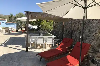 5 chambres, 3 salles de bains, piscine chauffée, espace barbecue extérieur, bar extérieur.