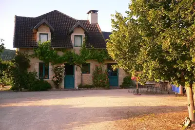 Image de 4 chambres 2 sdb  10 pers, avec piscine et grand jardin très joliment décoré