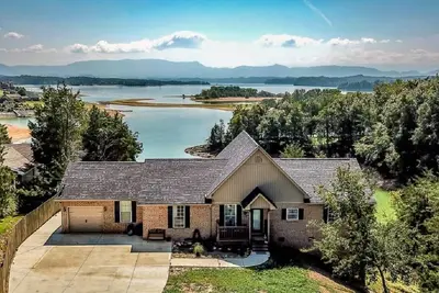 Image de Eagle's View sur le lac Douglas - sur le lac w / Main Channel et Smoky Mtn views! !