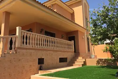 Image de Nouvelle villa familiale avec piscine privée chauffée à l'énergie solaire