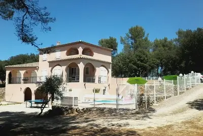 Image de Belle maison provençale avec piscine, au coeur d'une chênaie à 7 kms / village