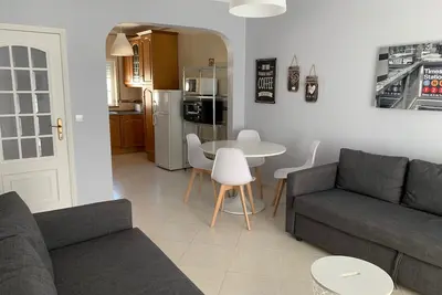 Image de T1 avec wifi fibre. Smart Tv, parking privé à 200m de la plage